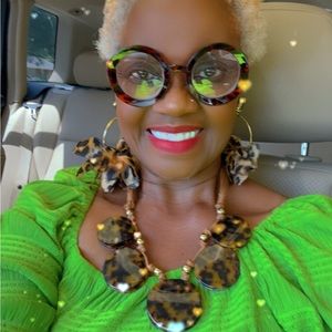 Meet your Posher, Angela